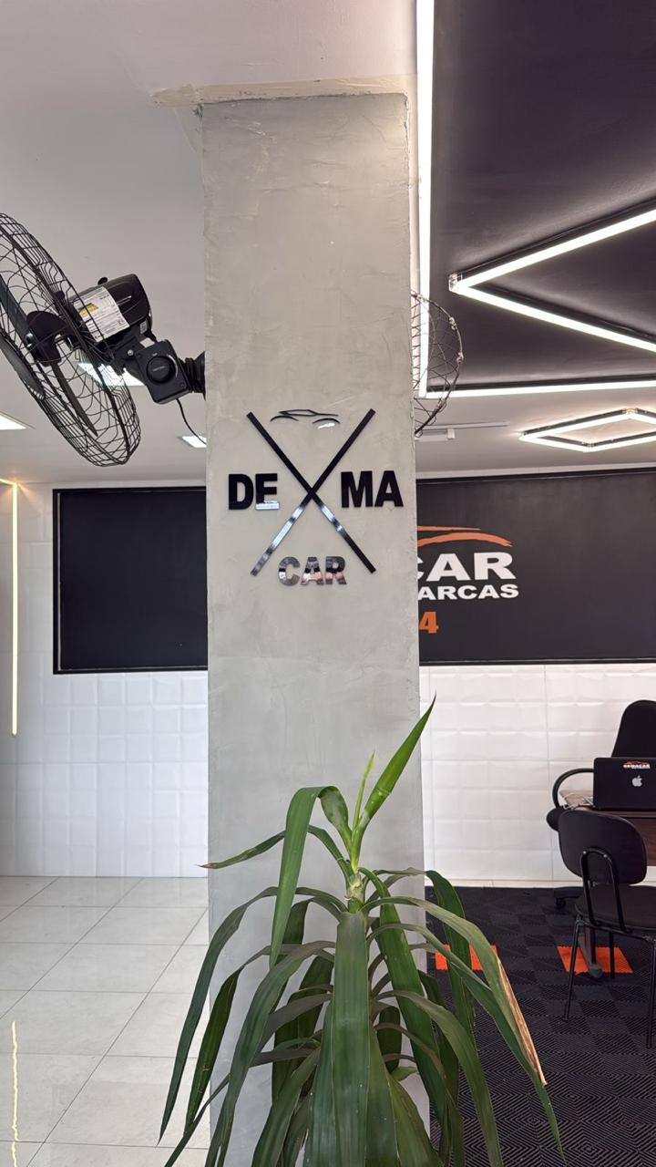 Logo em ACM aplicada em coluna